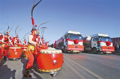 <p>    2016年7月，习近平总书记在宁东能源化工基地视察时，发出了“社会主义是干出来的”伟大号召。2017年12月28日，神华宁煤400万吨/年煤炭间接液化项目举行产出油品庆祝仪式，一辆辆满载油品的汽车驶过主会场。（资料图片）</p><p>    本报记者  王猛 摄</p>