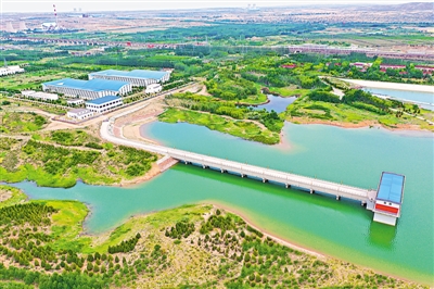 <p>    鸭子荡水库是宁东供水工程的调蓄水库，该工程包括水源工程和净配水工程两部分，用于保障基地企业、居民及生态林地的用水需求。本报记者 李涛 摄</p>