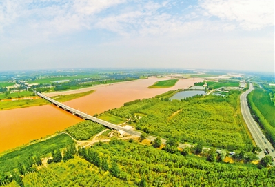 <p>    图为叶盛黄河大桥。黄河流经宁夏397公里，滋养着两岸各族儿女。                                         本报记者 王晓龙 摄</p>