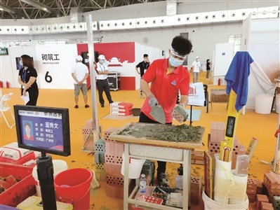 砌筑工项目学生组广州选手蓝秀文在比赛中。