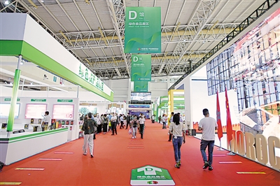 <p>　　　　8月22日，观众在第五届中国-阿拉伯国家博览会展览展示活动现场参观。　　　　　　　　　　　　　　　　　　　　　　　　　　　　　　　本报记者　党硕　陈瑶　摄</p>