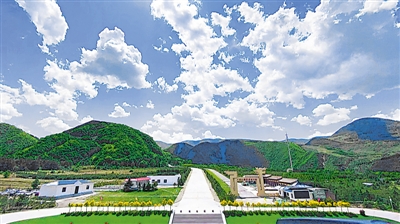 <p> 天蓝如洗,白云朵朵。</p>