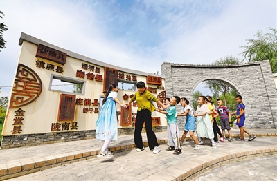 <p> 新建的乡愁公园内,孩子们做起有趣的游戏。</p>