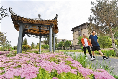 <p> 安置区内花香四溢曲径通幽,为村民提供了舒适的生活环境。</p>