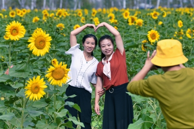 <p> 通过“旅游+贫困户”的模式,德林村多渠道提高贫困户劳动力就业率,同时,延伸旅游产业链条,让村民在旅游产业发展中得到实惠。</p>