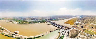 <p>    青铜峡黄河大峡谷尽头，一座大坝将奔流的黄河水拦腰而抱，滋润着万亩良田。                                本报记者 马楠 摄</p>