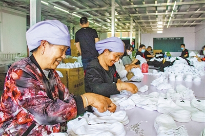 <p>    海燕村村民家门口就业。</p>