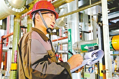 <p>    宁夏日盛高新产业股份有限公司工人在车间巡检。</p>