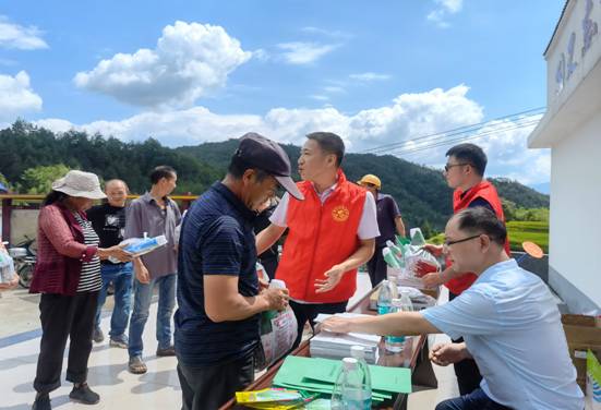 9月13日，市科技局组织科技人员到桂东盆洞村开展科技下乡活动，给当地农户答疑解惑-3