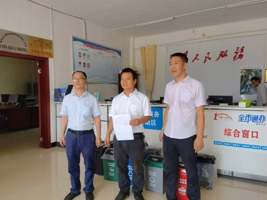 9月13日，市科技局组织科技人员到桂东盆洞村开展科技下乡活动，给村部送去防疫物资和垃圾分类器具。