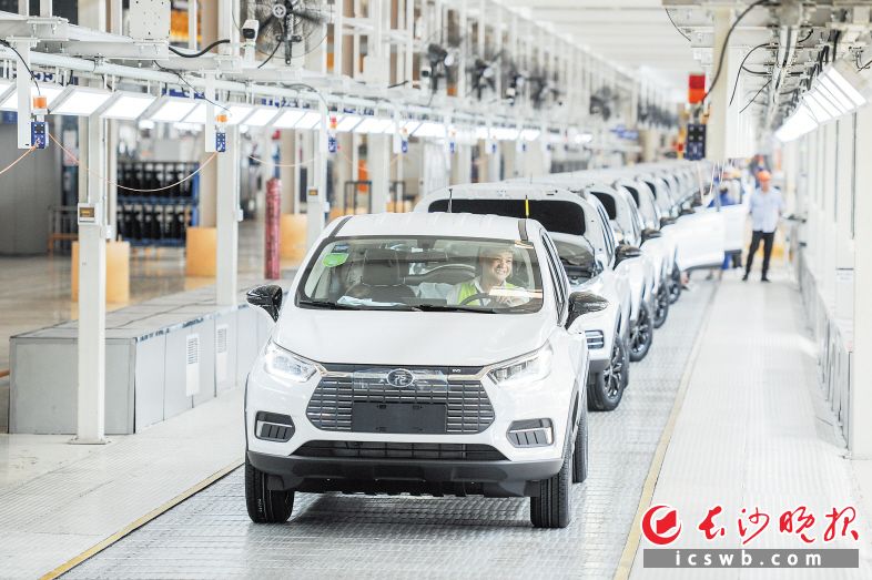 雨花区积极抢占先进制造业“制高点”，比亚迪智能化生产车间内，产品加速下线。 雨花区委宣传部供图