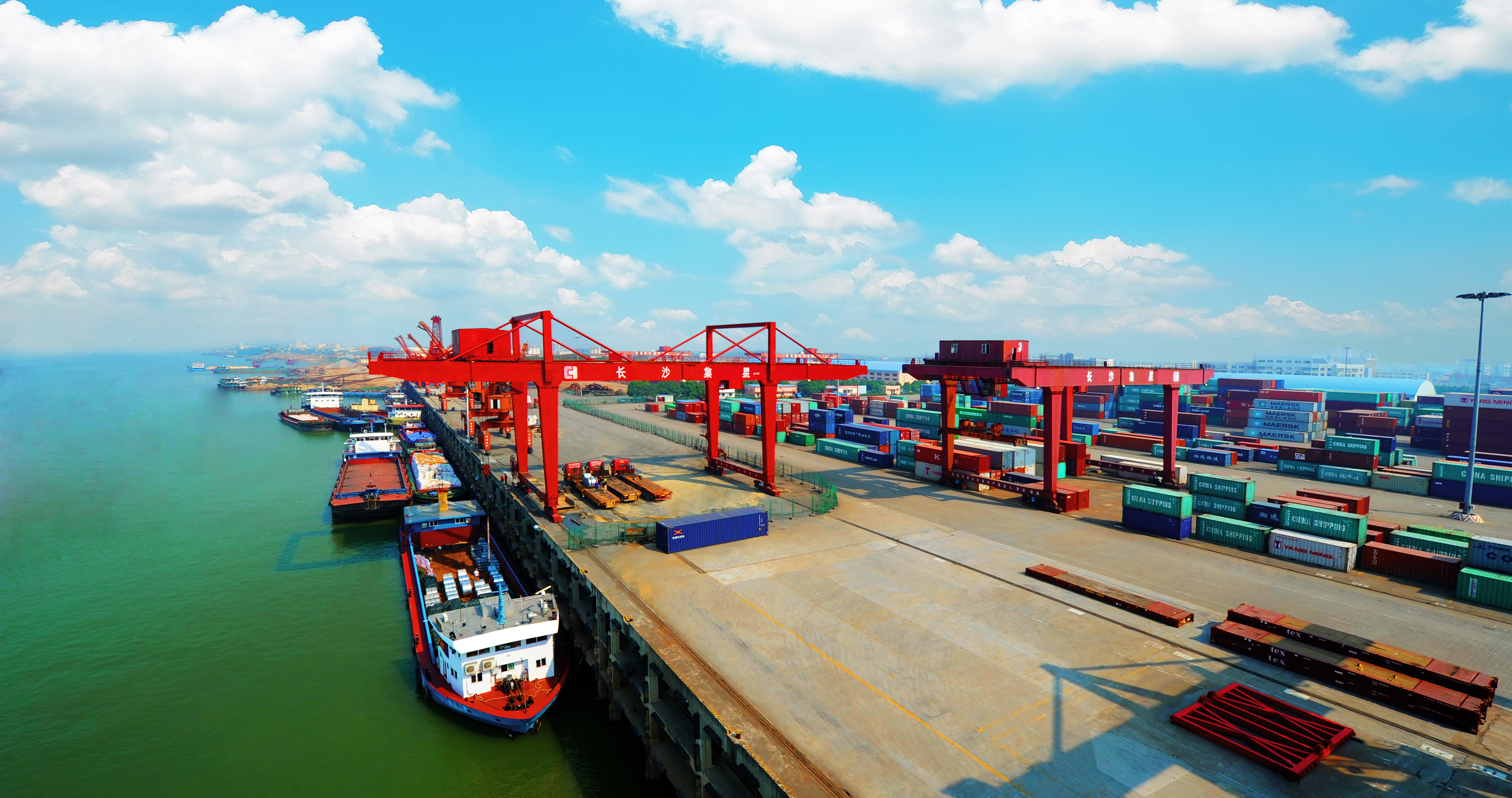 位于开福区金霞园区内的长沙新港。湘江北上，在开福区汇成“水、陆、铁、管、临空”五元化交通枢纽。石桢专 摄