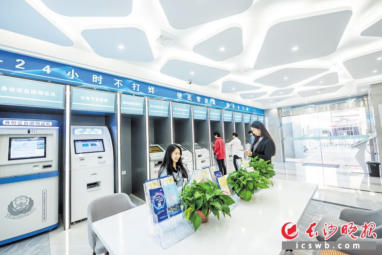 雨花区不断优化法治底色下的营商环境，24小时政务自助服务厅为企业、市民提供便利。　　陈飞 摄