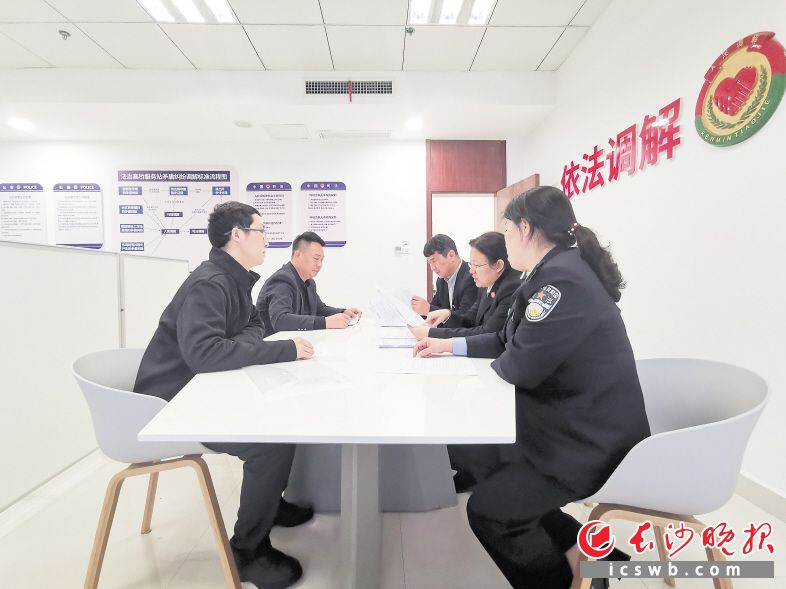 在雨花区，走进街道的法治服务站让矛盾化解在基层、法律服务在身边。 李竞 摄