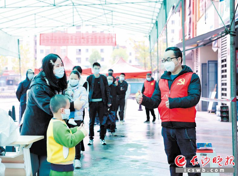 10月18日，长沙县新增报告1例外省输入新冠肺炎确诊病例，第一时间启动流调溯源、人员排查管控、核酸检测等工作。长沙县志愿者闻令而动，筑牢群防群控严密防线。盛磊 摄