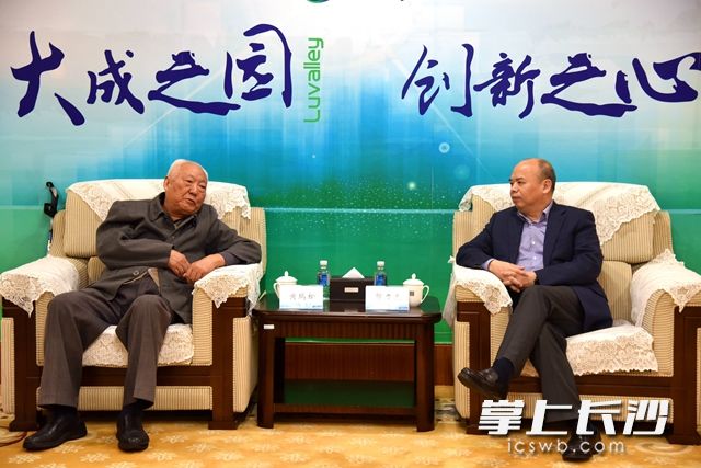 10月20日，长沙高新区管委会主任郭力夫（右）会见了中国工程院院士、飞航技术专家黄瑞松（左）一行。