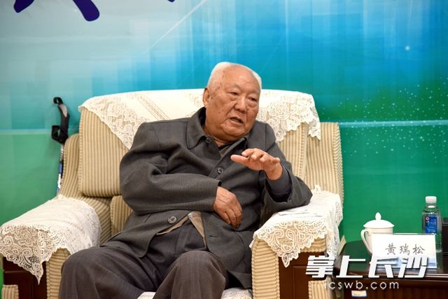 黄瑞松院士简要介绍了对超高温飞行器耐热新材料学科研究和研发工作站的建站情况。