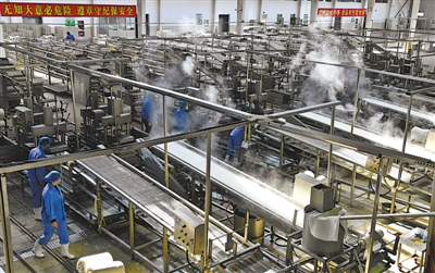 <p>　　位于青铜峡工业园区的宁夏兴豆缘豆制品有限公司，员工全力投入生产。目前，企业每天生产的豆腐、素鸡等豆制品50余吨，产品供应新华百货、永辉超市、各农贸市场，满足疫情防控期间我区各大超市的豆制品供应。</p>