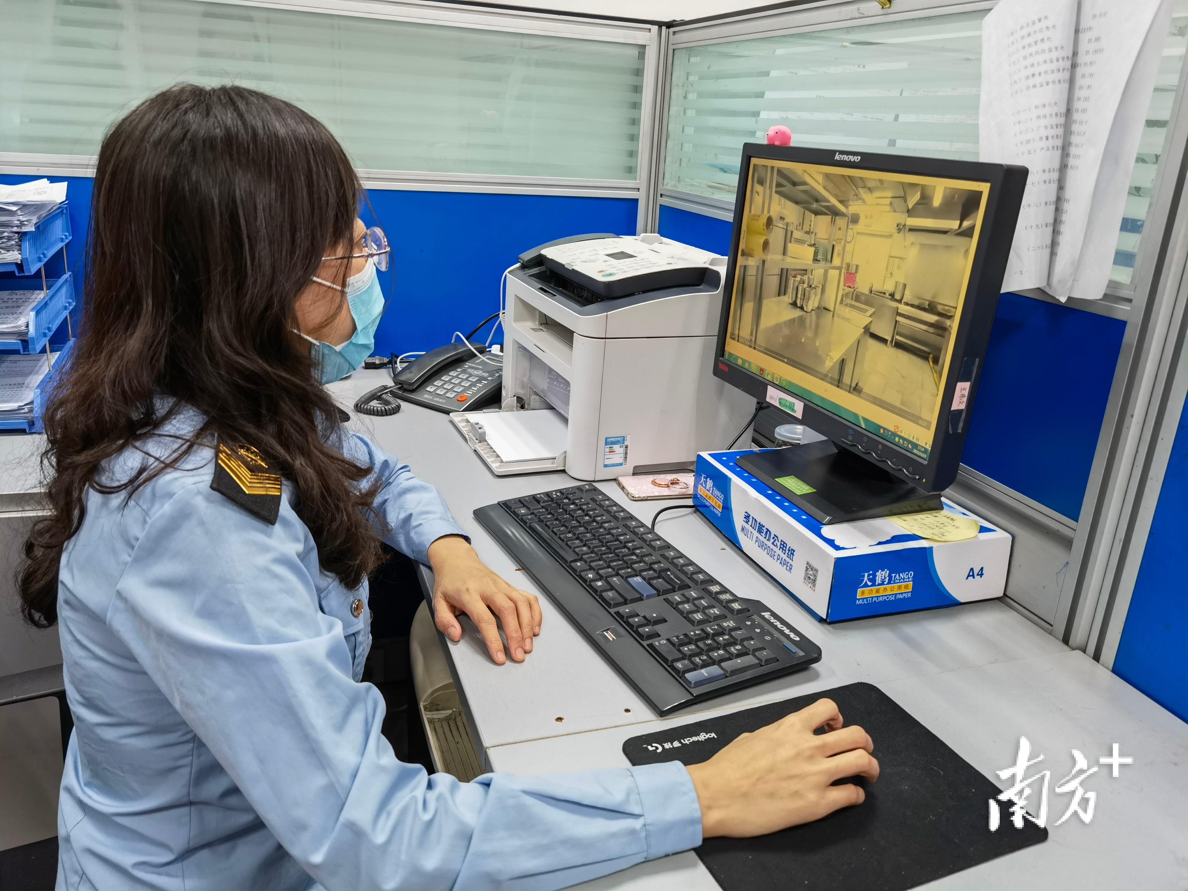 黄埔区市场监管局的工作人员正在视频核查企业的食品加工区、清洗消毒区等区域。受访者 供图