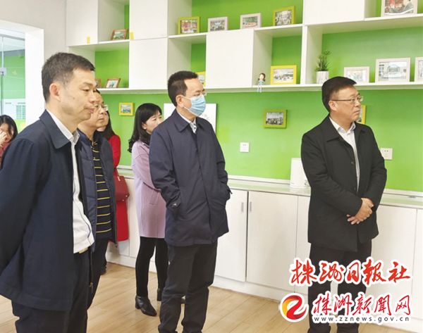 12月16日，省民政厅党组成员、副厅长游劲民（右一）一行到株洲实地调研社会工作专业人才队伍建设。（记者 向胤蓉 摄）