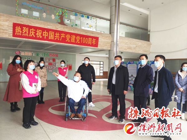 游劲民一行在市社会儿童福利院参观调研。（记者 向胤蓉 摄）2