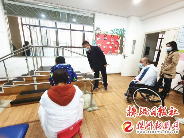 游劲民与小景亲切交流。（记者 向胤蓉 摄）