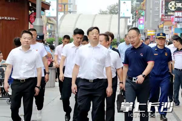 周志军一行督查商业街区消防安全等工作。通讯员 李旦 供图