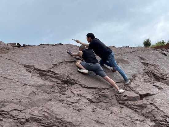 研究人员在野外工作