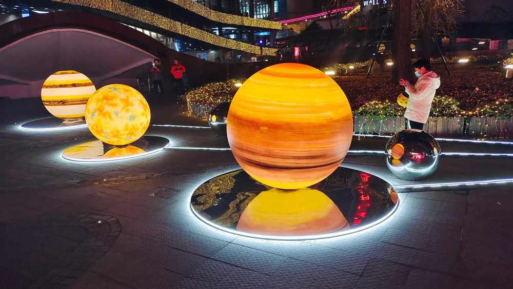 上海一广场上演异次元宇宙大片星球景观灯打造绚丽夜景