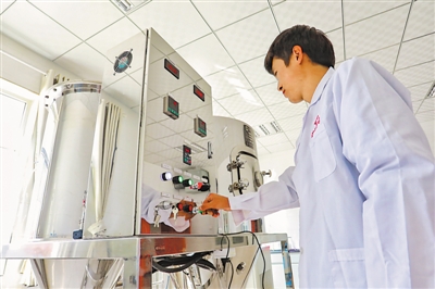 <p>　　宁夏滨河新材料科技有限公司产品性能检测。本报记者　李良　摄</p>