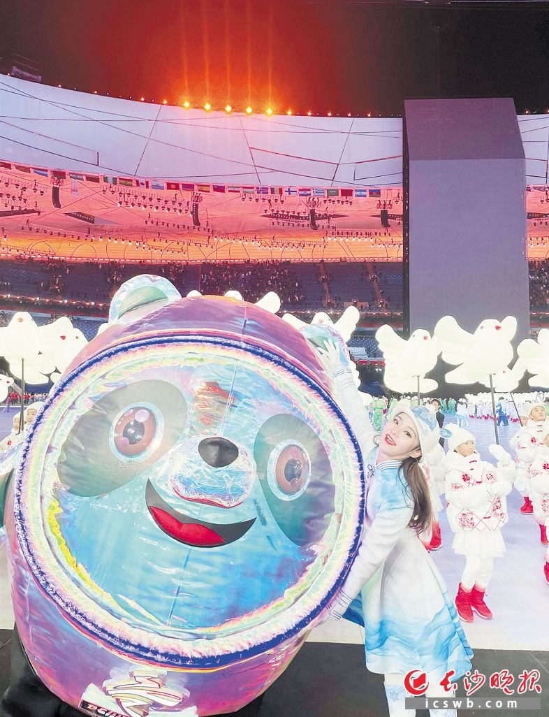 　　长沙妹子李昀宣参加北京冬奥会开幕式演出。受访者供图