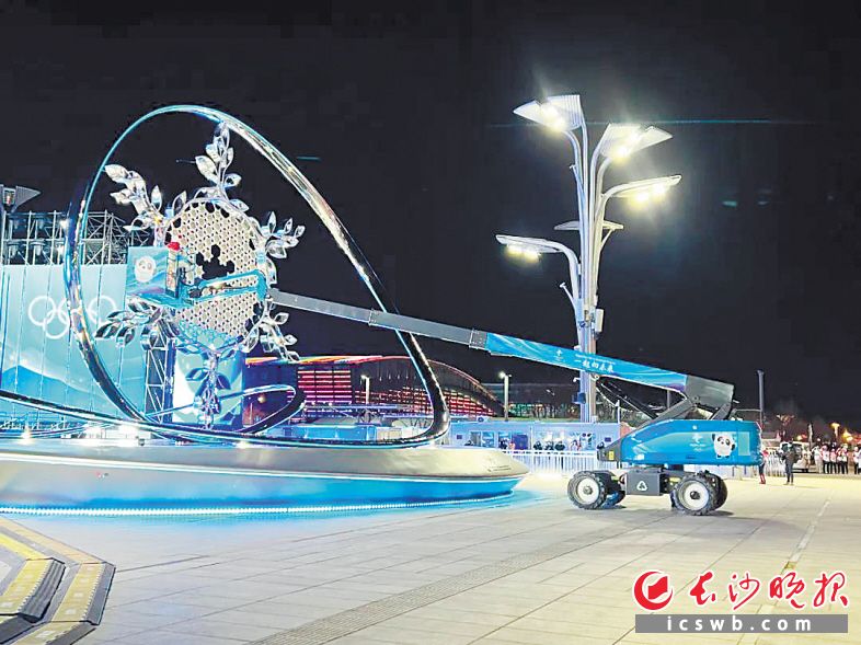 　　亮相北京冬奥开幕式水立方分会场的星邦智能电动直臂式高空作业平台。 徐娇供图