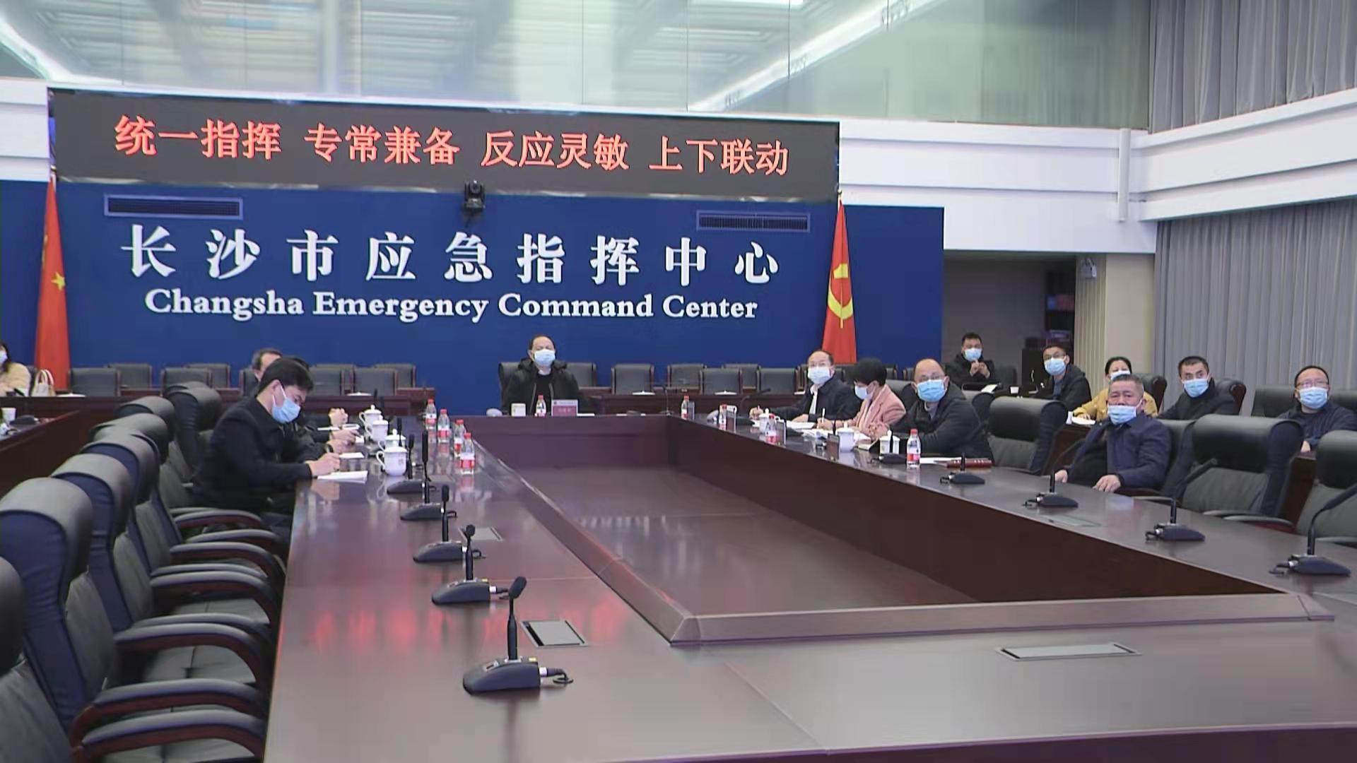 市委副书记、市长郑建新到市应急指挥中心检查调度春节期间值班值守和疫情防控工作情况。