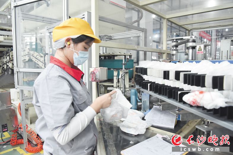 　　英氏控股员工正在生产线检查尿不湿的质量。
