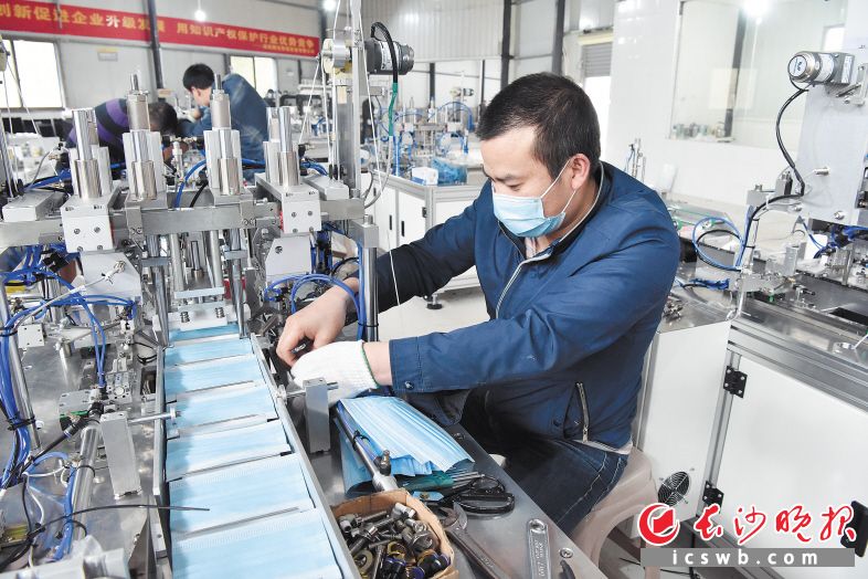 　　腾远智能产业工人正在生产口罩等防疫物品。