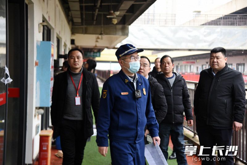 2月10日，望城区消防救援大队消防监督员上门指导火灾隐患整改工作，服务复工复产。均为长沙晚报全媒体记者 刘琦 摄