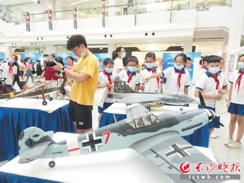 　　2021年9月，2021年全国科普日长沙主场活动启动式现场，6大主题展区10多个体验区吸引了老中青不同人群前来了解、探究和体验。图为航空模型展吸引孩子们围观。　　徐运源 摄　　（资料图片）