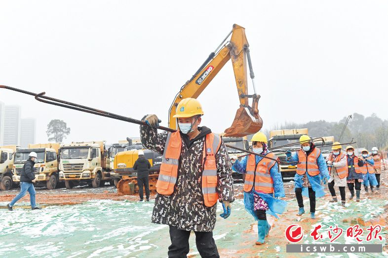 　　2月9日，在长沙市第三工人文化宫项目施工现场，工人们紧张忙碌地施工。 　　长沙晚报全媒体记者 王志伟 摄