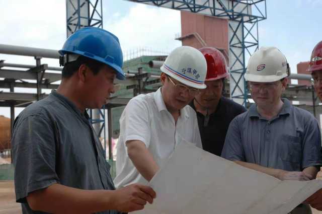 2姚敏（中）在施工现场进行技术指导.jpg