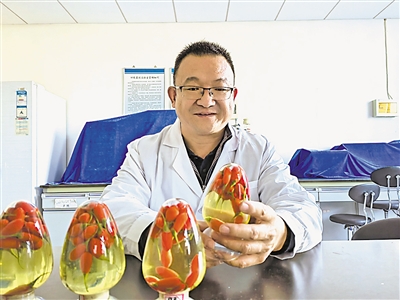 <p>　　石志刚向记者介绍实验室的枸杞标本。</p>