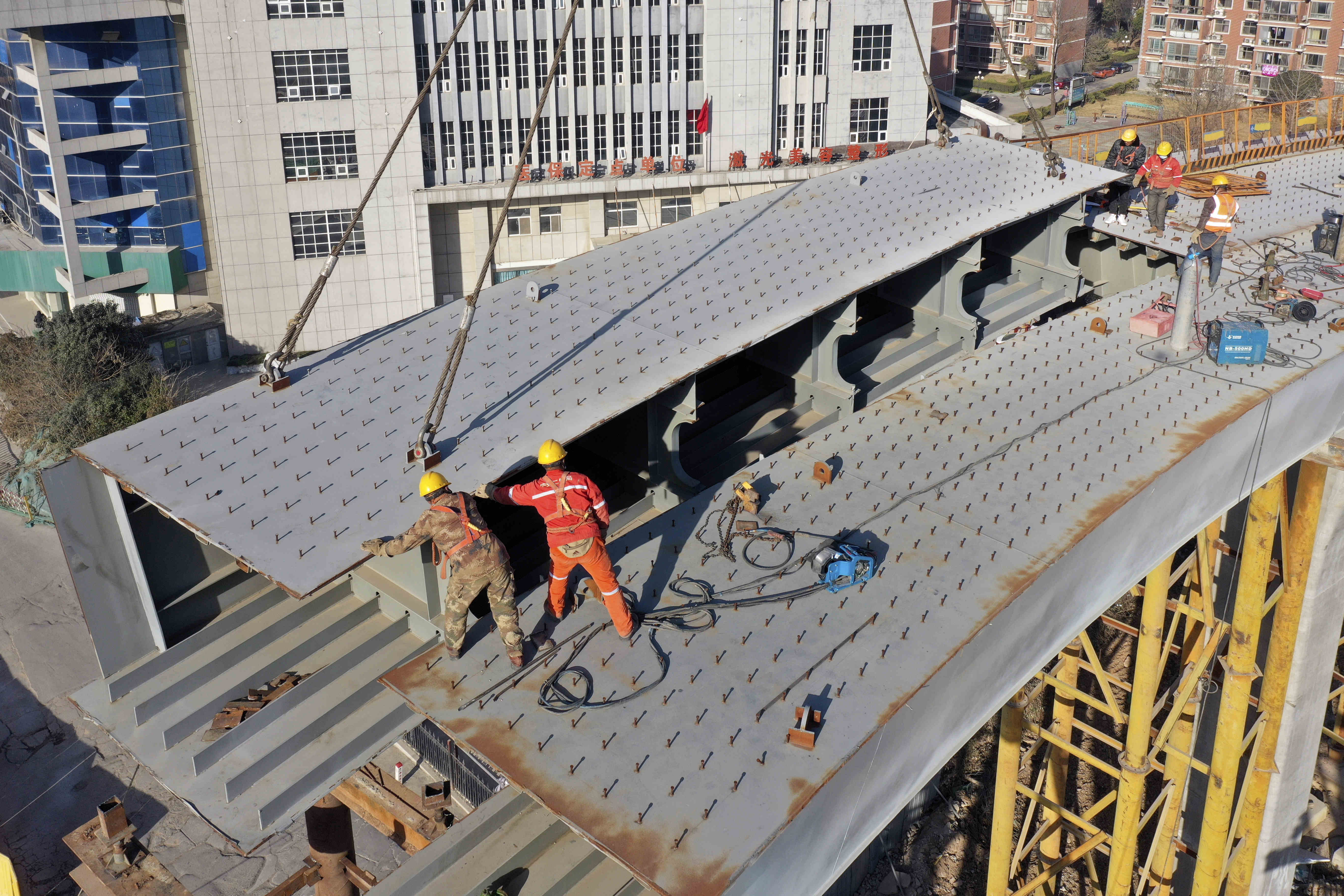 徐州城东大道高架快速路施工现场一片繁忙