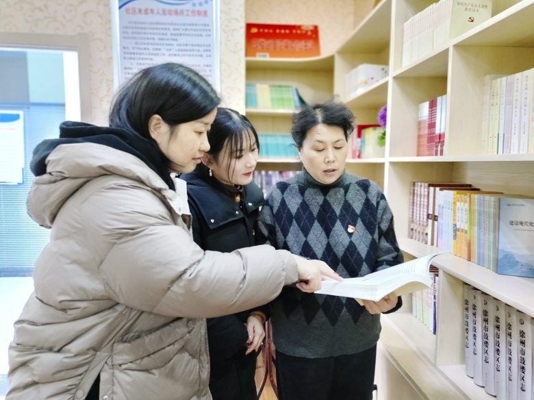 三角线社区党员在社区书屋阅读书籍