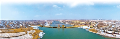 <p> 雪后的青铜峡水利枢纽工程。本报记者 钱建忠 摄</p>
