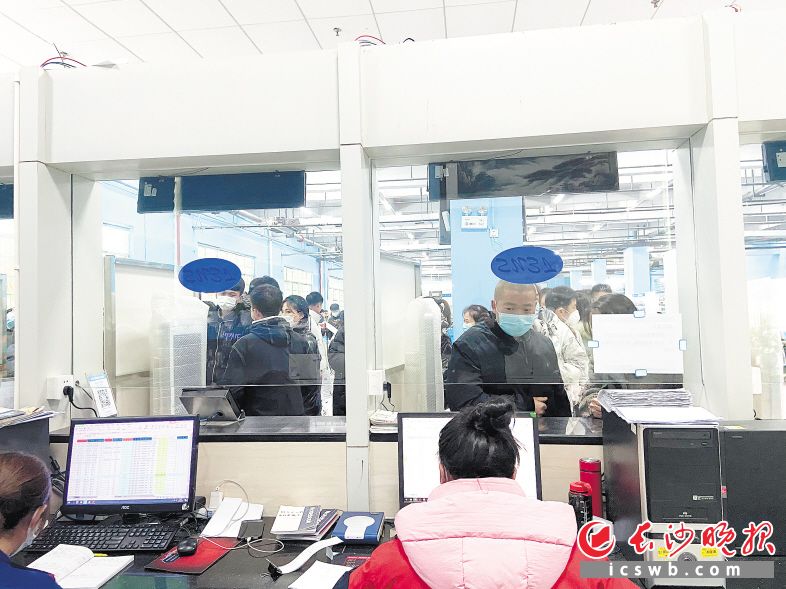 20日下午,蓝思科技工作人员为应聘者办理手续。 长沙晚报全媒体记者 周斌 摄