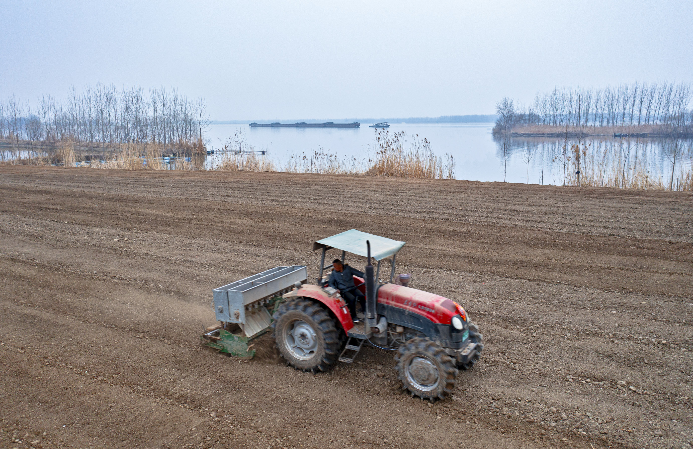 新沂窑湾运河边春耕春种忙。  摄影：贾传军
