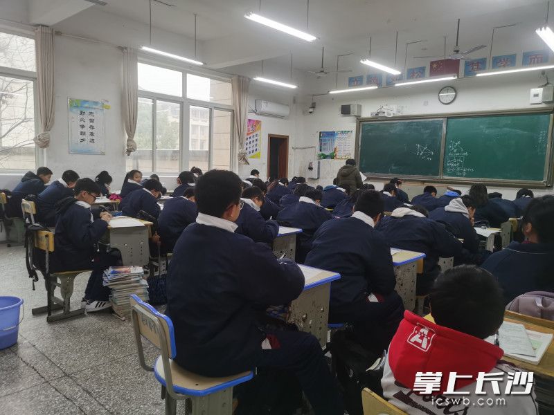 在松雅湖中学，课后延时服务时间为晚上6：30至8：30。学校主要以学生在教室自主完成作业，家长志愿者轮流在教室陪伴的方式开展。