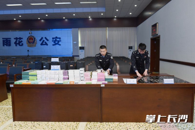 警方展示查获的涉案“减肥”产品和涉案手机。通讯员 刘杰 供图