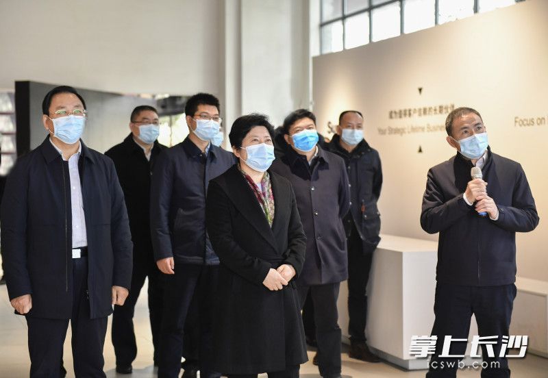 2月23日下午，省委常委、市委书记吴桂英调研长沙高新区产业发展和项目建设情况。在湖南三德科技股份有限公司听取企业发展情况。均为长沙晚报全媒体记者 余劭劼 摄
