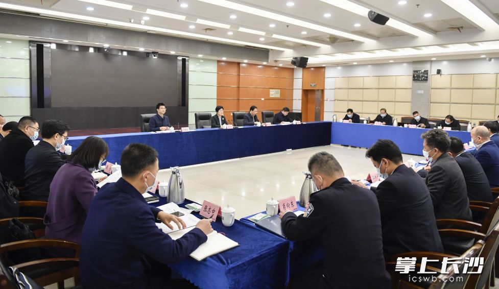 调研中，吴桂英主持召开座谈会。