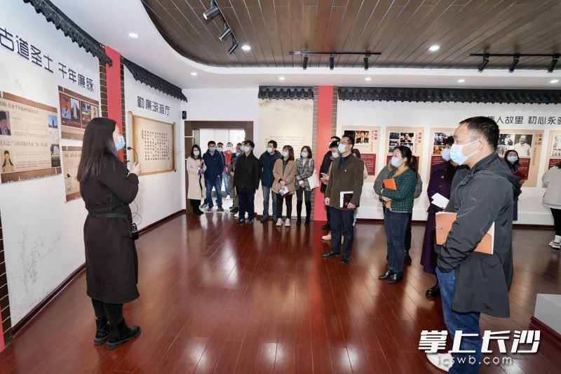 雨花城投干部职工参观廉政教育基地展厅。均为雨花城投供图。